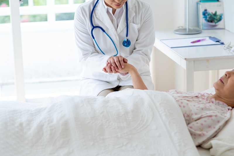 気管切開でも入居できる老人ホームとは？たん吸引など医療ケアと施設選びのポイント