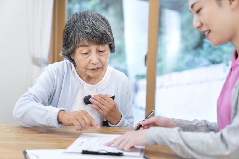 【要介護度別】老人ホームの選び方｜ご自身の身体状況に合う施設とは？医療ケア・認知症対応も解説