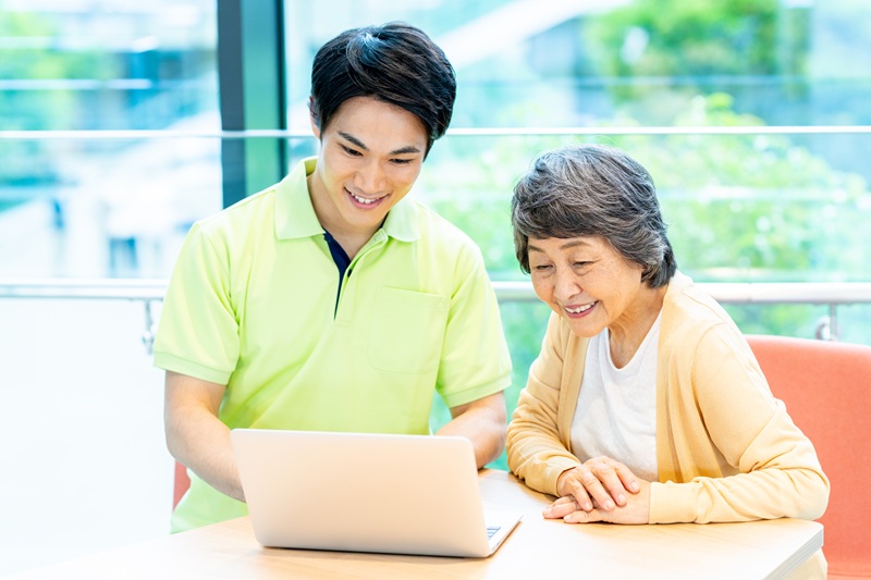 ケアプランとは？作成の流れや費用、良いプランにするためのポイントを解説