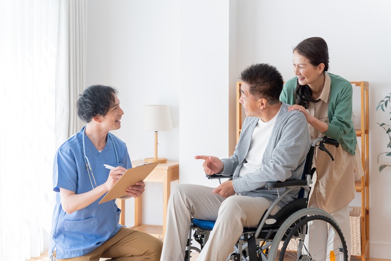 訪問看護とは？サービス内容や費用、利用条件を介護保険・医療保険の違いから解説