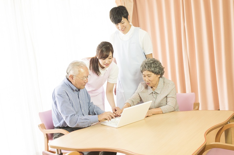 【タイムスケジュールで解説】老人ホームの1日の流れは？食事・入浴・レクリエーションなど詳しい過ごし方