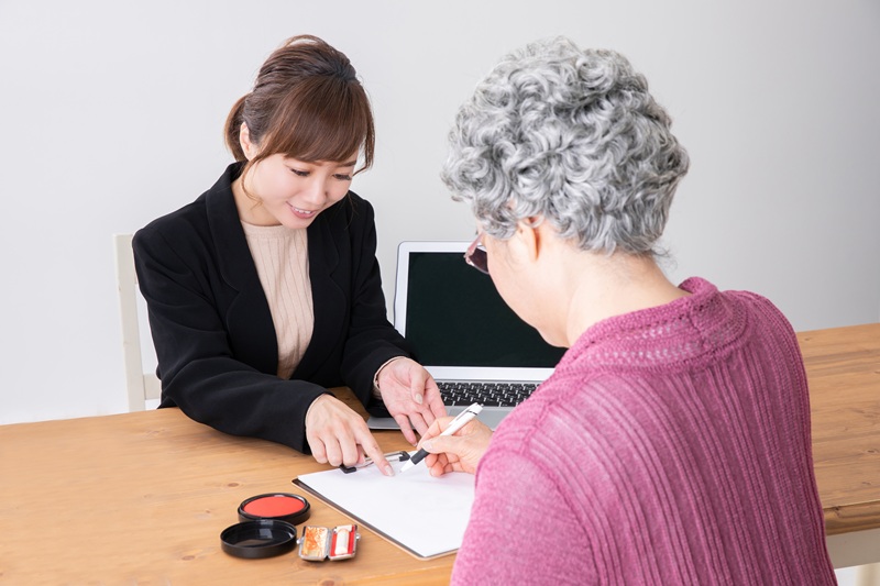 生活保護受給者の介護保険料は支払いが必要？免除の可否と介護扶助のしくみを解説