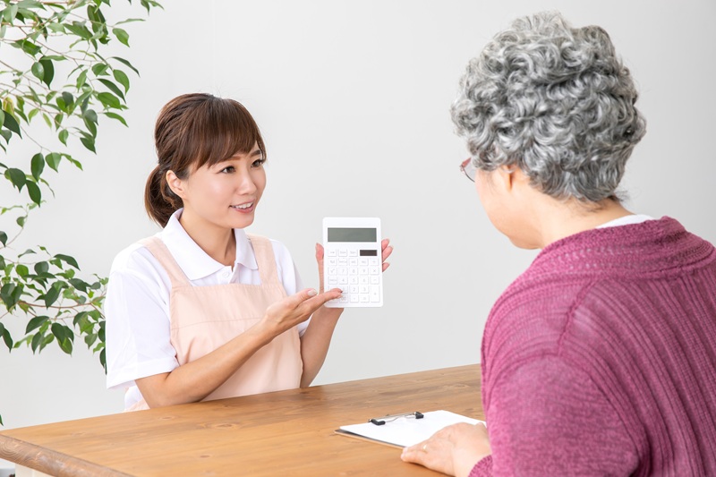 安い老人ホームはなぜ安いの？高級老人ホームとの違いや費用を抑える探し方のポイントを解説