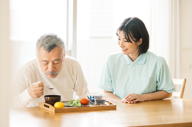 老人ホームの暮らしを徹底解説！1日の流れや食事・レクリエーションの楽しみ方