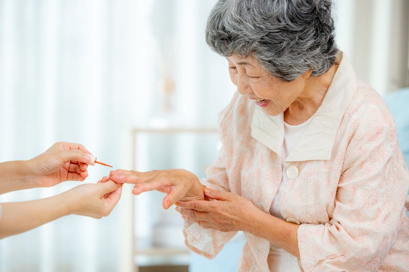 【医師監修】認知症ケアの新常識「ユマニチュード」とは？4つの柱と実践ステップを解説