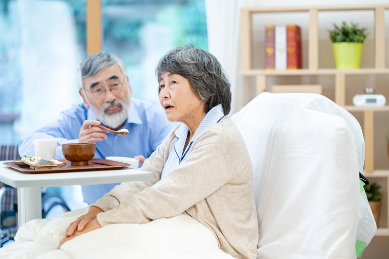 【介護の悩み】認知症の食事トラブル｜原因別の対応と食事介助のコツ