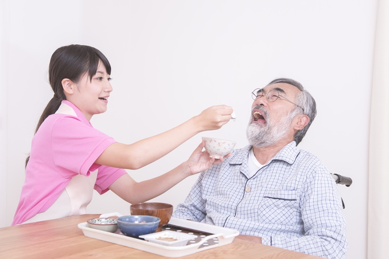きざみ食とは？介護食のメリット・デメリットや誤嚥を防ぐための注意点を解説