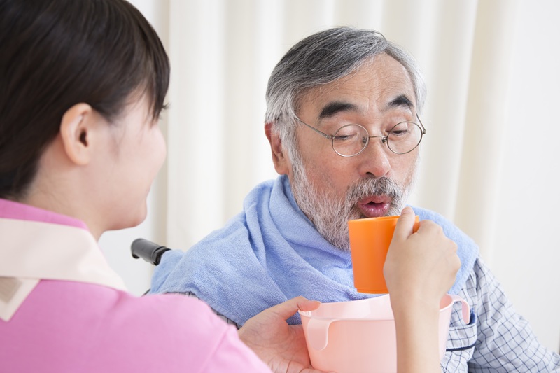 口腔ケアの目的と正しい手順を解説！誤嚥性肺炎や認知症予防への効果とは