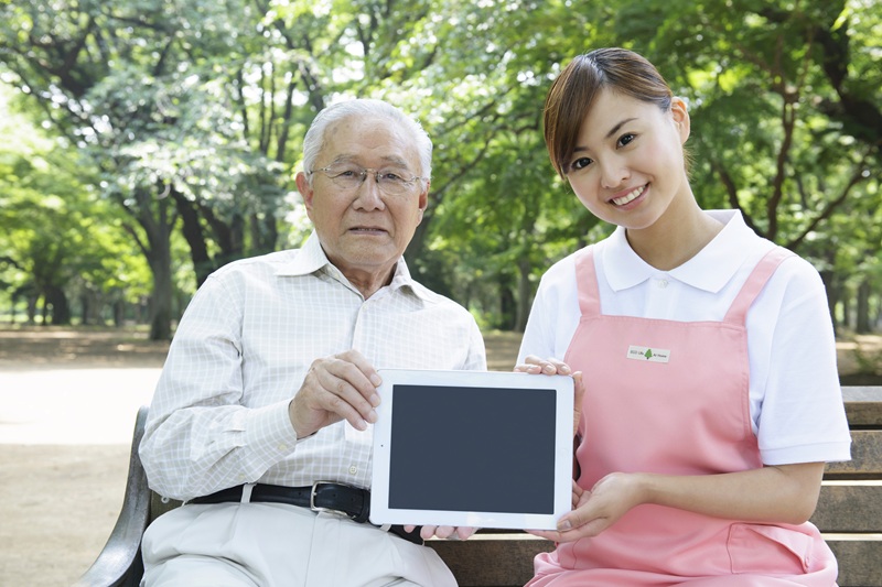 混合介護とは？介護保険サービスとの違い、費用やメリット・デメリットをわかりやすく解説