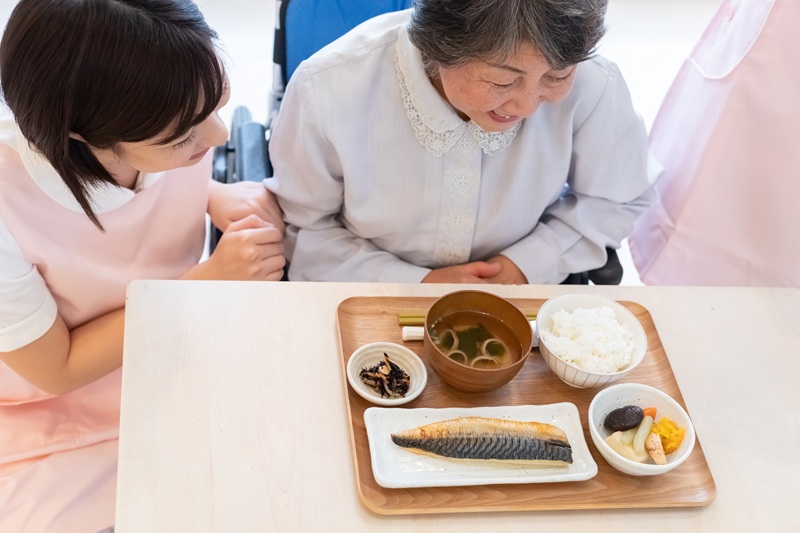 糖質制限食とは？メリット・デメリットと高齢者が安全に行うポイントを解説