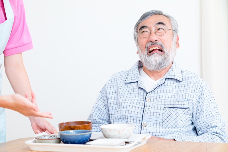 高齢者が食事拒否するのはなぜ？在宅介護でできる原因別の対策と工夫