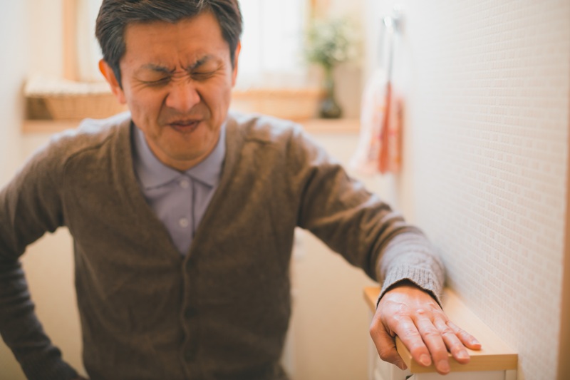 高齢者のトイレ拒否はなぜ？原因とプライドを傷つけない排泄介助のコツ