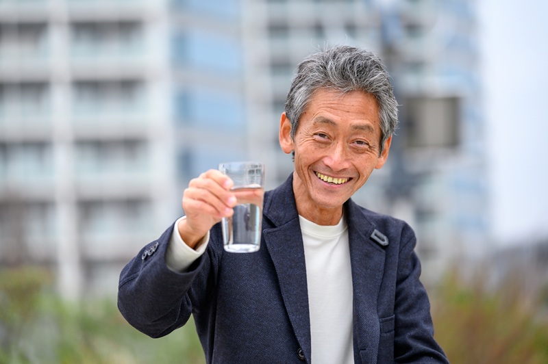 高齢者の脱水症は命の危険も｜症状別の対処法と効果的な予防策を解説