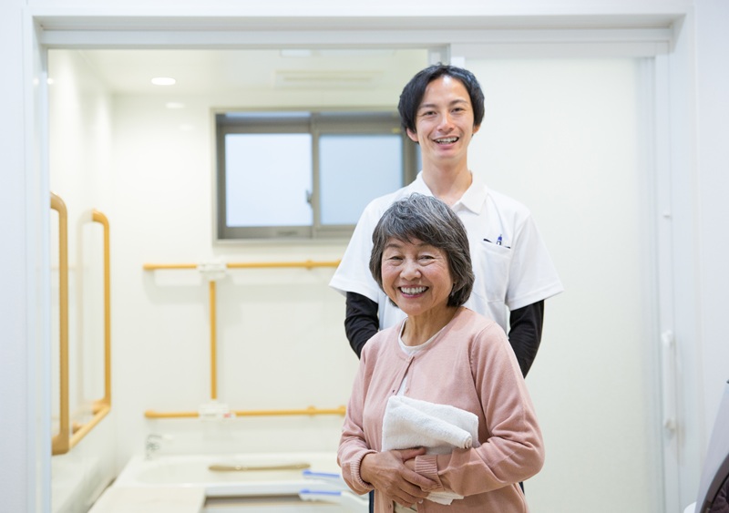 高齢者の入浴拒否はなぜ？原因と気持ちに寄り添う上手な誘い方
