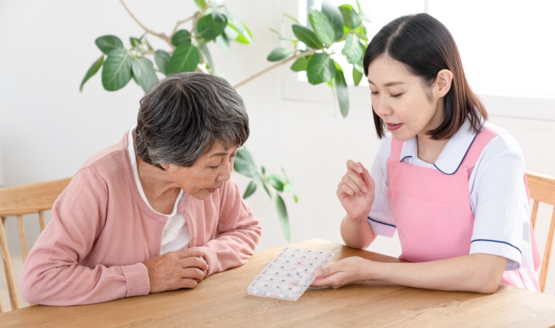 【認知症の治療法】薬物療法と非薬物療法の種類・費用・効果を解説