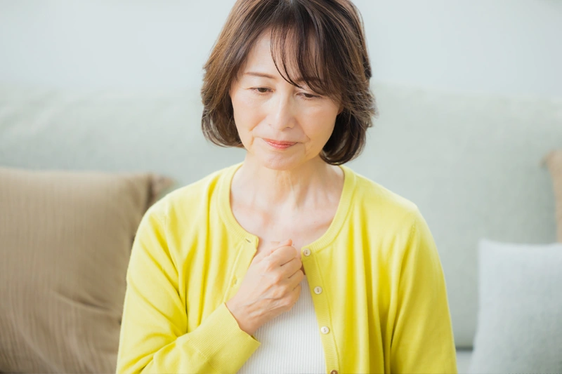 【高齢者は要注意】誤嚥性肺炎の症状・原因｜寝たきRIスクを防ぐ予防法を解説