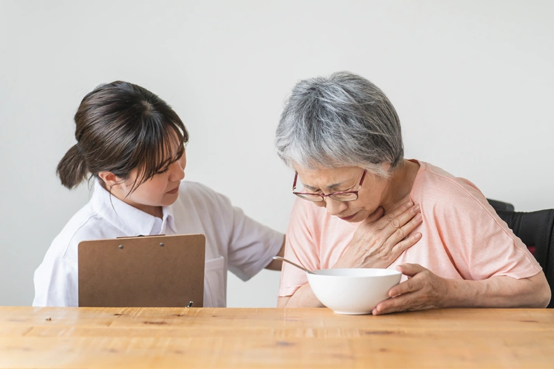 嚥下障害とは?食事でむせる原因と症状、誤嚥を防ぐ予防・訓練法を解説