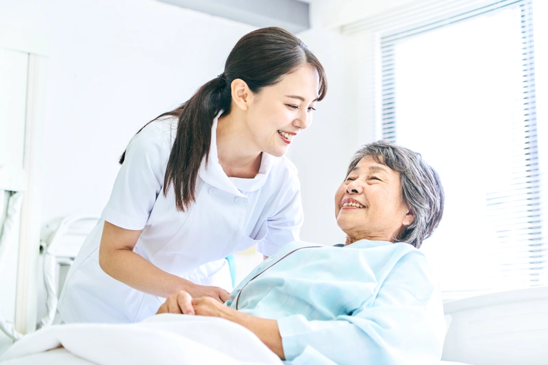 腸ろうのメリット・デメリットとは?胃ろうとの違いや種類、介護の注意点を解説