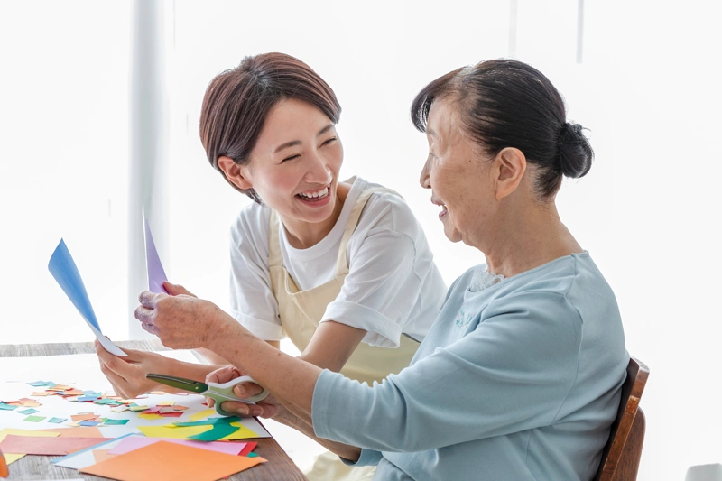 認知症デイサービス(認知症対応型通所介護)とは?料金や選び方、一般デイとの違いを解説