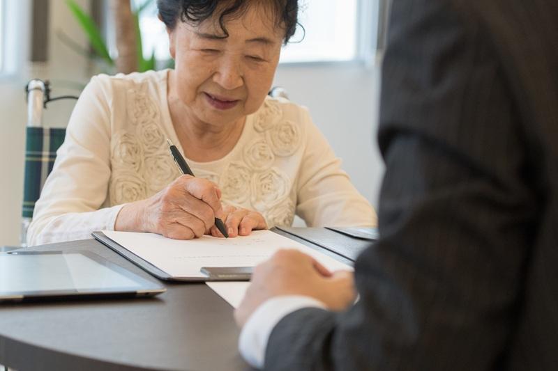 老人ホームの途中解約はできる？入居後の解約手続きや注意点