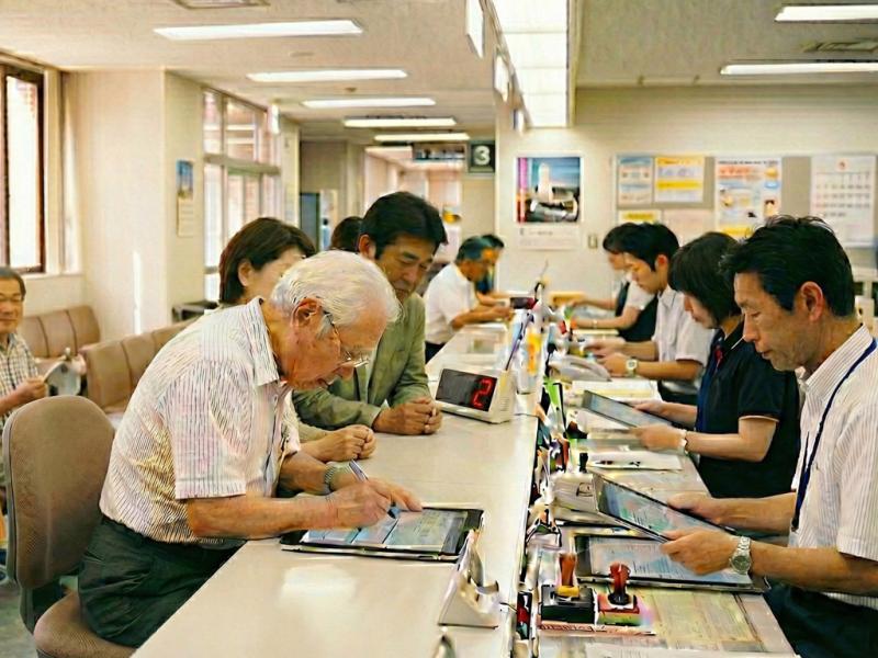 老人ホーム入居時に住民票は移すべき？住所変更の手続きや住所地特例を解説