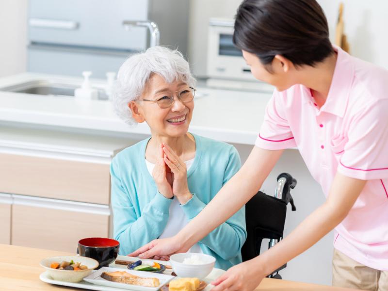 老人ホームの食事は美味しい？メニューの特徴や形態別の違い、試食の重要性を徹底解説