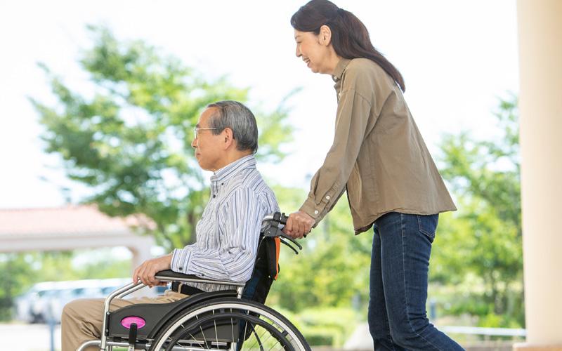 老人ホームでの外出・外泊は可能か?ルールや制限と自由度の高い施設の見分け方