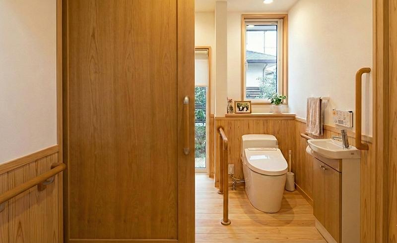 ストーマ（人工肛門）でも老人ホームに入居できる？受け入れ施設の探し方とケア・費用の注意点