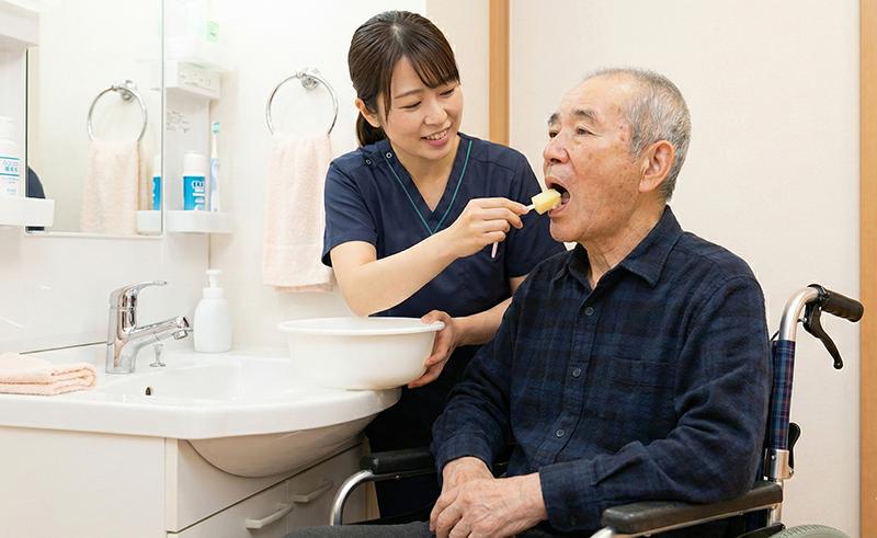 胃ろうでも老人ホームへ入居できる？受け入れ施設の種類や費用・リハビリ・デメリットを解説