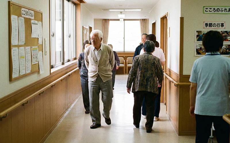 認知症の「ひとり歩き（徘徊）」対策完全ガイド｜理由・玄関の鍵・GPS活用法