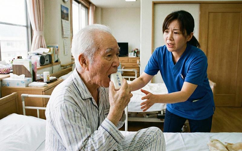 認知症の「異食」はなぜ起こる？過食・拒食の原因と食事トラブルへの対策・対応ガイド