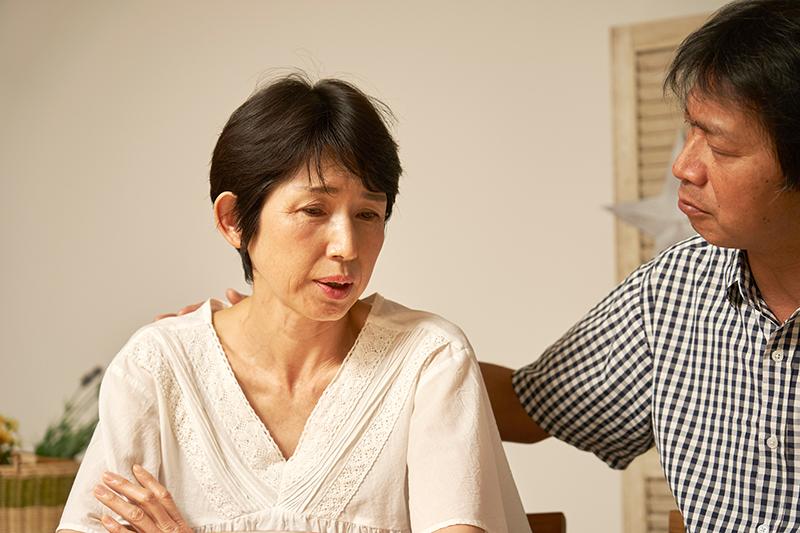 認知症の「性的逸脱行動」にどう対応する？家族の戸惑いと薬・施設での対策