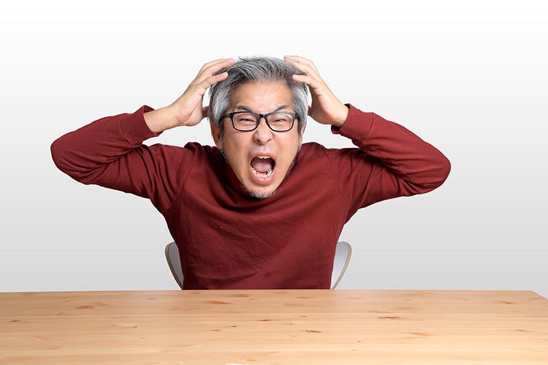 【認知症の夜間せん妄】夜中に大声を出す・暴れる原因は？家族ができる対応と薬・寿命への影響