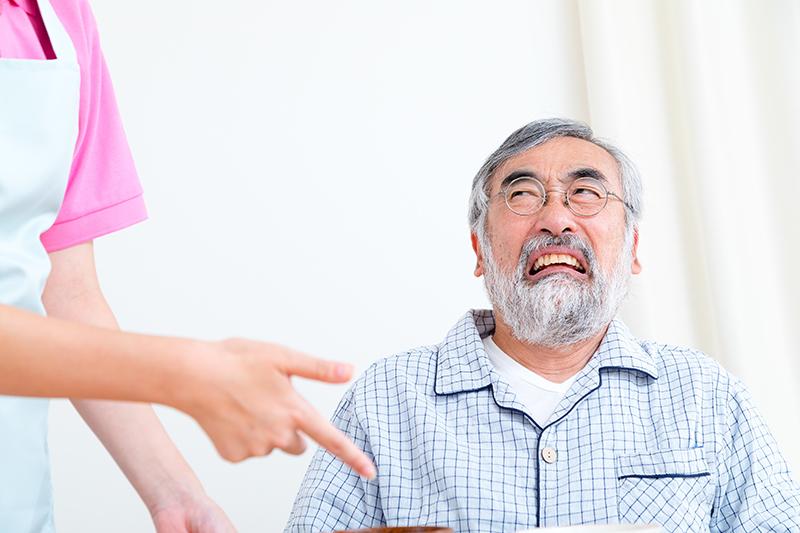 認知症の「介護拒否」には理由がある！入浴・食事・服薬などシーン別の対応と声かけのコツ