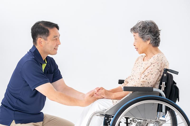 重度認知症でも受け入れ可能な老人ホームとは？BPSDや暴力・徘徊への対応と施設探しのポイント