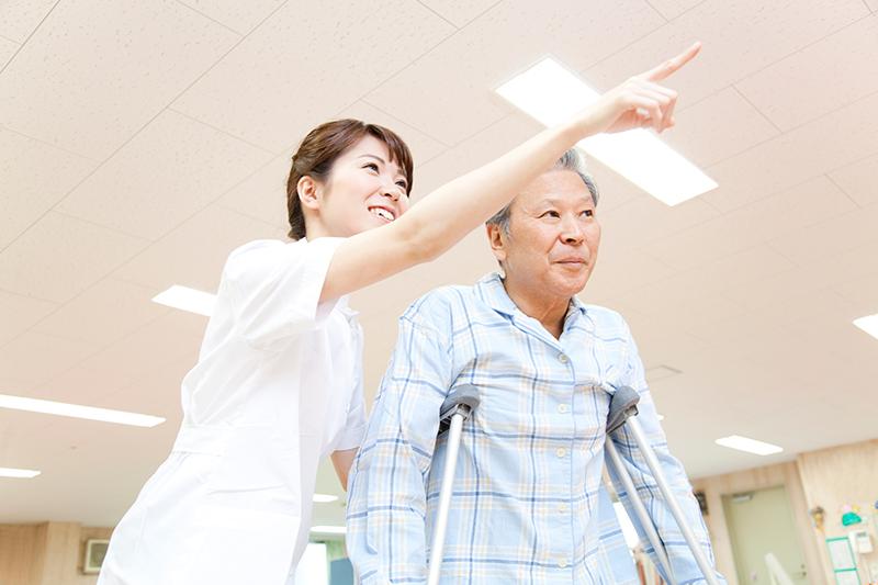 骨折・大腿骨頸部骨折後の老人ホーム選び｜リハビリ体制と退院後の施設探しのポイント