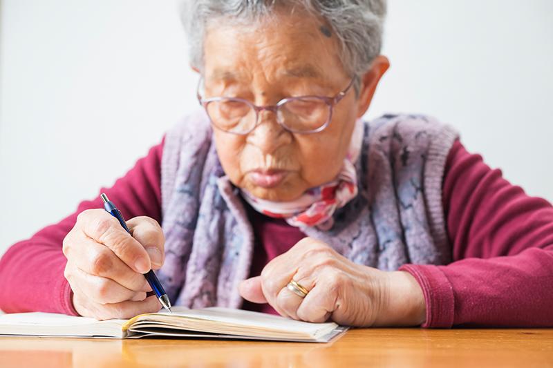 認知症の記憶障害とは？特徴や対応のコツ、メモ・アラーム等のツール活用術を解説