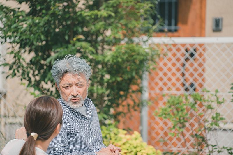 認知症の「帰宅願望」はいつまで続く？夕暮れ症候群の原因と安心させる対応