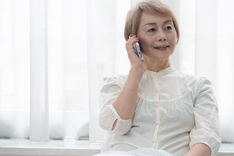 【介護の悩み】相談相手がいない主介護者の孤立を防ぐ！無料の電話窓口や地域包括支援センターの活用法