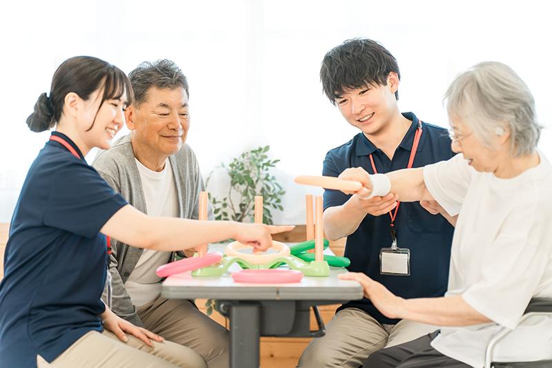 介護保険の訪問リハビリと通所リハビリ（デイケア）の違いとは？どっちがいいか迷った時の選び方と併用のポイント