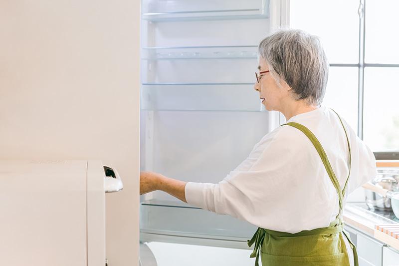 老人ホームに冷蔵庫は持ち込める？必要な人・不要な人、サイズ/電気代/代替案