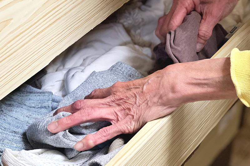 老人ホームでの服装は？季節別・枚数目安・介護しやすい衣類の選び方を解説