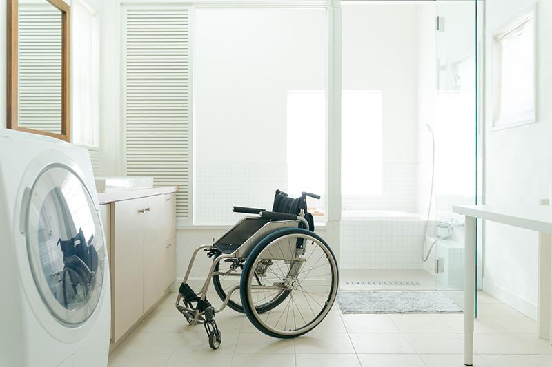 老人ホームの洗濯はどうする？自分で洗う/家族/業者/施設サービスの違い