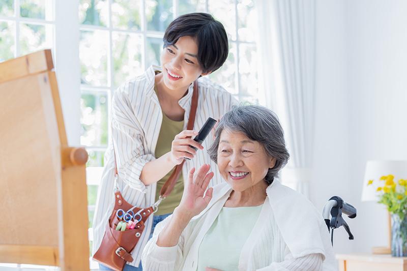 老人ホームの理美容（カット・訪問美容）はどう受ける？頻度・費用・頼み方