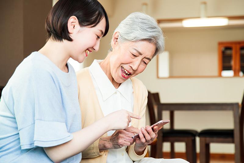 老人ホームでスマホは使える？Wi-Fi／充電／紛失対策／家族の連絡ルール