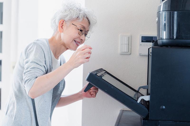 老人ホームに電子レンジは持ち込める？禁止される理由と代替案