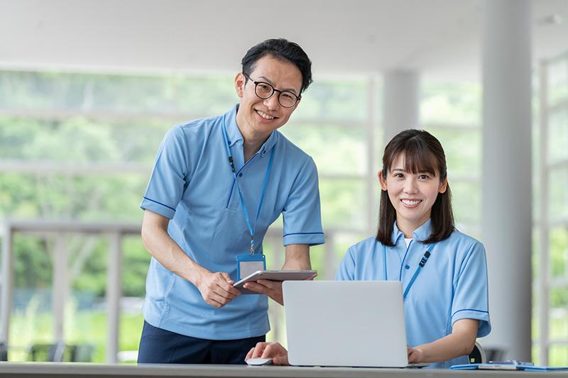 老人ホームの見守りセンサーは安心？できること・限界・夜間体制とセットで見るポイント