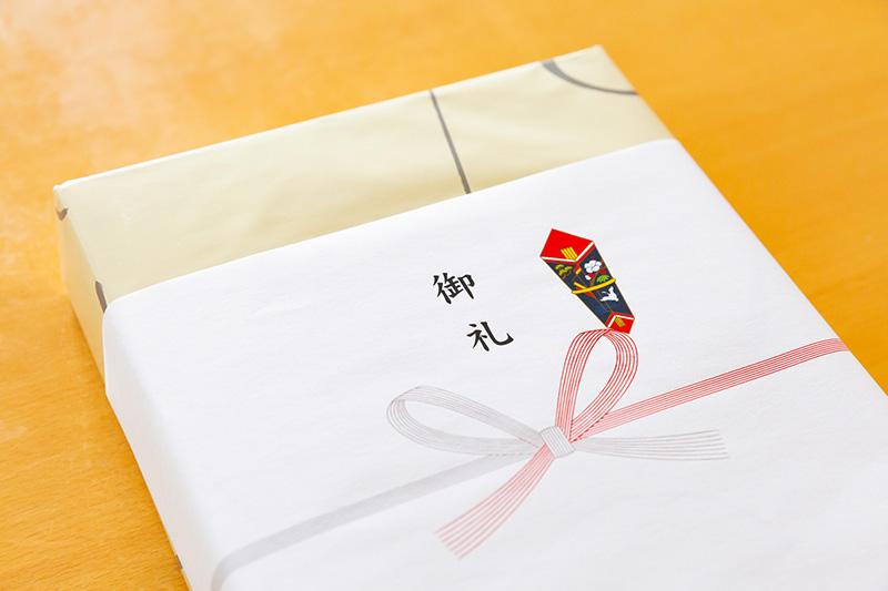 介護施設へのお礼にお菓子は必要?選び方から渡し方まで解説