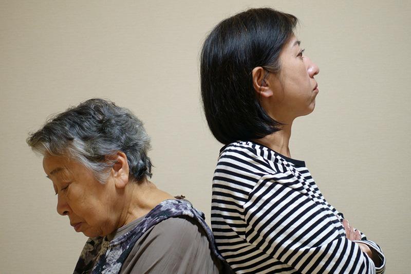 絶縁した親の介護拒否は認められる?扶養照会から死後の手続きまで解説