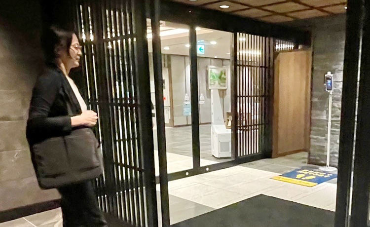 老人ホーム・介護施設の相談員|岡田相談員